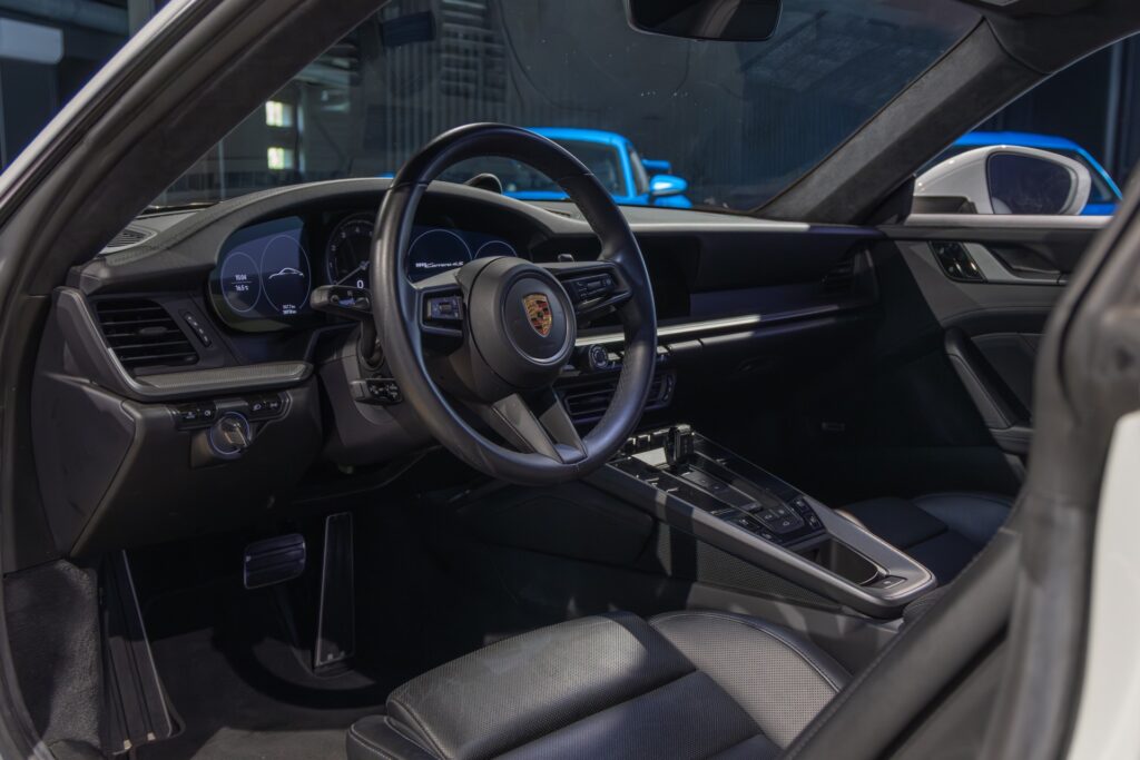 Tableau de bord – PORSCHE – 911 992 CARRERA 4S – 2019 – Blanc Nacré – 18 900 km – 450 ch – Flat 6 Atmo – Transmission : Sequentielle – Origine France – Privaty Cars – Vente de supercars d’occasion proche de Nantes