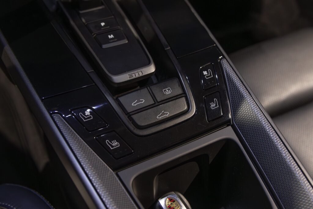 Console centrale avec commandes tactiles – PORSCHE – 911 992 CARRERA 4S – 2019 – Blanc Nacré – 18 900 km – 450 ch – Flat 6 Atmo – Transmission : Sequentielle – Origine France – Privaty Cars – Vente de véhicules d’investissement et de collection proche de Bordeaux