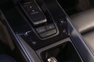 Console centrale avec commandes tactiles – PORSCHE – 911 992 CARRERA 4S – 2019 – Blanc Nacré – 18 900 km – 450 ch – Flat 6 Atmo – Transmission : Sequentielle – Origine France – Privaty Cars – Vente de véhicules d’investissement et de collection proche de Bordeaux