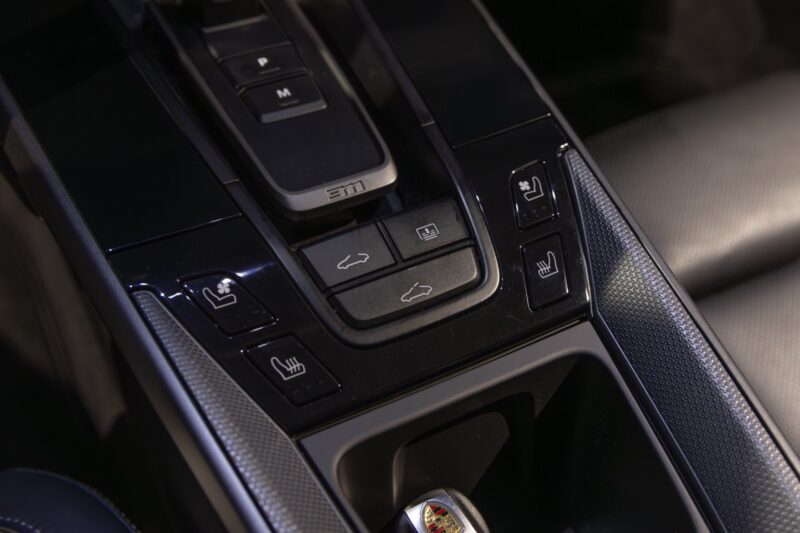 Console centrale avec commandes tactiles – PORSCHE – 911 992 CARRERA 4S – 2019 – Blanc Nacré – 18 900 km – 450 ch – Flat 6 Atmo – Transmission : Sequentielle – Origine France – Privaty Cars – Vente de véhicules d’investissement et de collection proche de Bordeaux