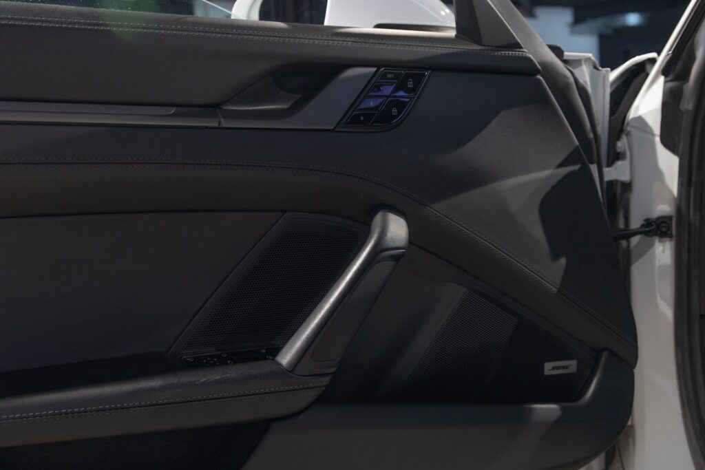 Panneau de porte avec haut-parleurs – PORSCHE – 911 992 CARRERA 4S – 2019 – Blanc Nacré – 18 900 km – 450 ch – Flat 6 Atmo – Transmission : Sequentielle – Origine France – Privaty Cars – Vente de véhicules d’investissement et de collection proche de Bordeaux