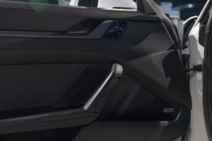 Panneau de porte avec haut-parleurs – PORSCHE – 911 992 CARRERA 4S – 2019 – Blanc Nacré – 18 900 km – 450 ch – Flat 6 Atmo – Transmission : Sequentielle – Origine France – Privaty Cars – Vente de véhicules d’investissement et de collection proche de Bordeaux