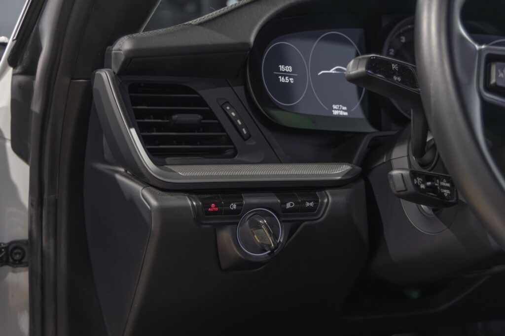 Console centrale avec commandes et écran – PORSCHE – 911 992 CARRERA 4S – 2019 – Blanc Nacré – 18 900 km – 450 ch – Flat 6 Atmo – Transmission : Sequentielle – Origine France – Privaty Cars – Spécialiste des supercars d’occasion dans l’Ouest de la France