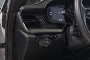 Console centrale avec commandes et écran – PORSCHE – 911 992 CARRERA 4S – 2019 – Blanc Nacré – 18 900 km – 450 ch – Flat 6 Atmo – Transmission : Sequentielle – Origine France – Privaty Cars – Spécialiste des supercars d’occasion dans l’Ouest de la France