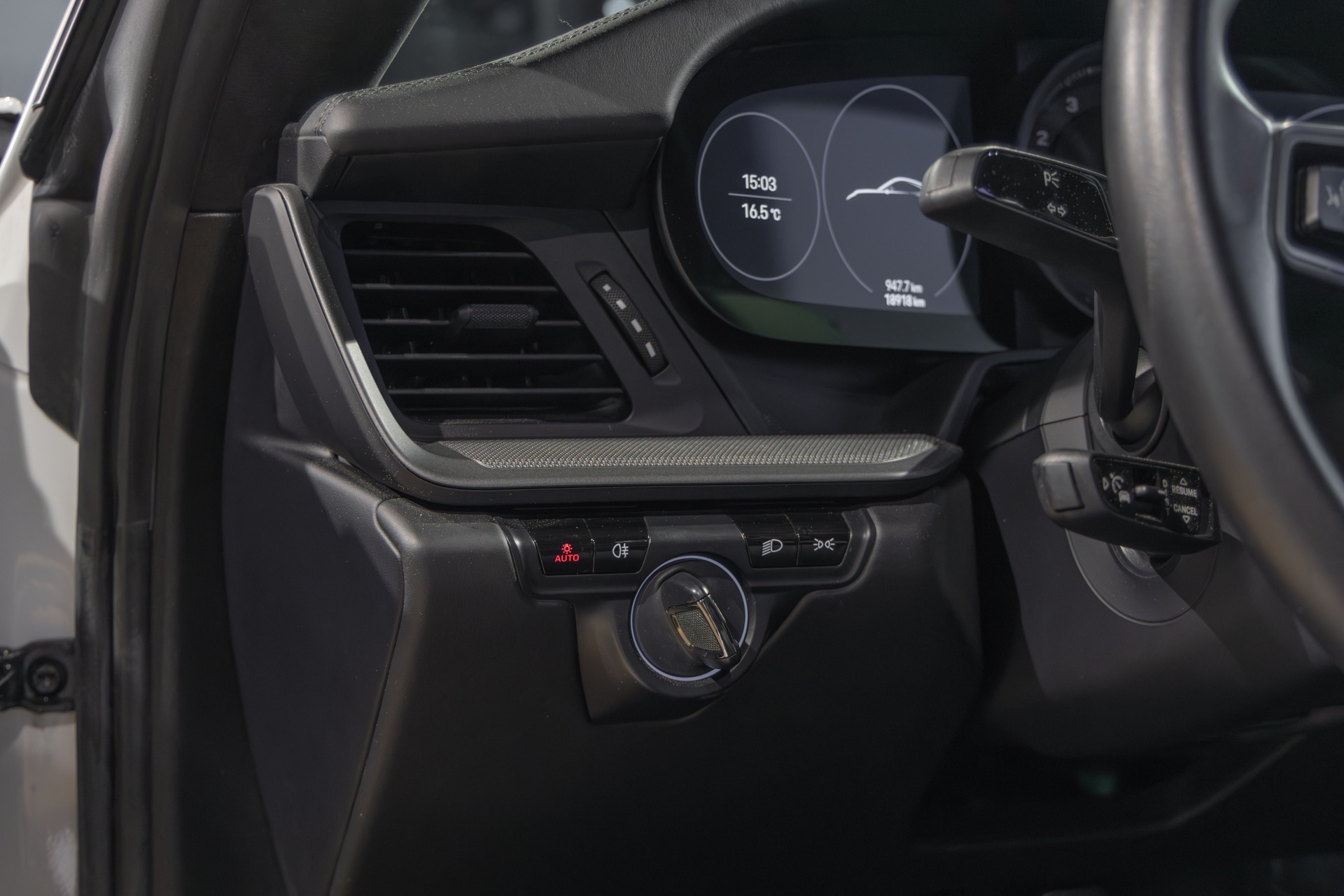 Console centrale avec commandes et écran – PORSCHE – 911 992 CARRERA 4S – 2019 – Blanc Nacré – 18 900 km – 450 ch – Flat 6 Atmo – Transmission : Sequentielle – Origine France – Privaty Cars – Spécialiste des supercars d’occasion dans l’Ouest de la France