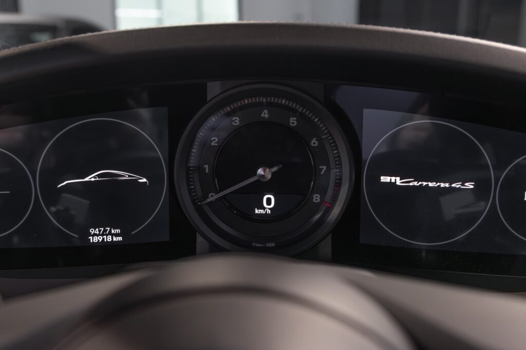 Tableau de bord – PORSCHE – 911 992 CARRERA 4S – 2019 – Blanc Nacré – 18 900 km – 450 ch – Flat 6 Atmo – Transmission : Sequentielle – Origine France – Privaty Cars – Spécialiste des sportives d’occasion près de Niort