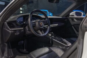 Tableau de bord – PORSCHE – 911 992 CARRERA 4S – 2019 – Blanc Nacré – 18 900 km – 450 ch – Flat 6 Atmo – Transmission : Sequentielle – Origine France – Privaty Cars – Vente de supercars d’occasion proche de Nantes