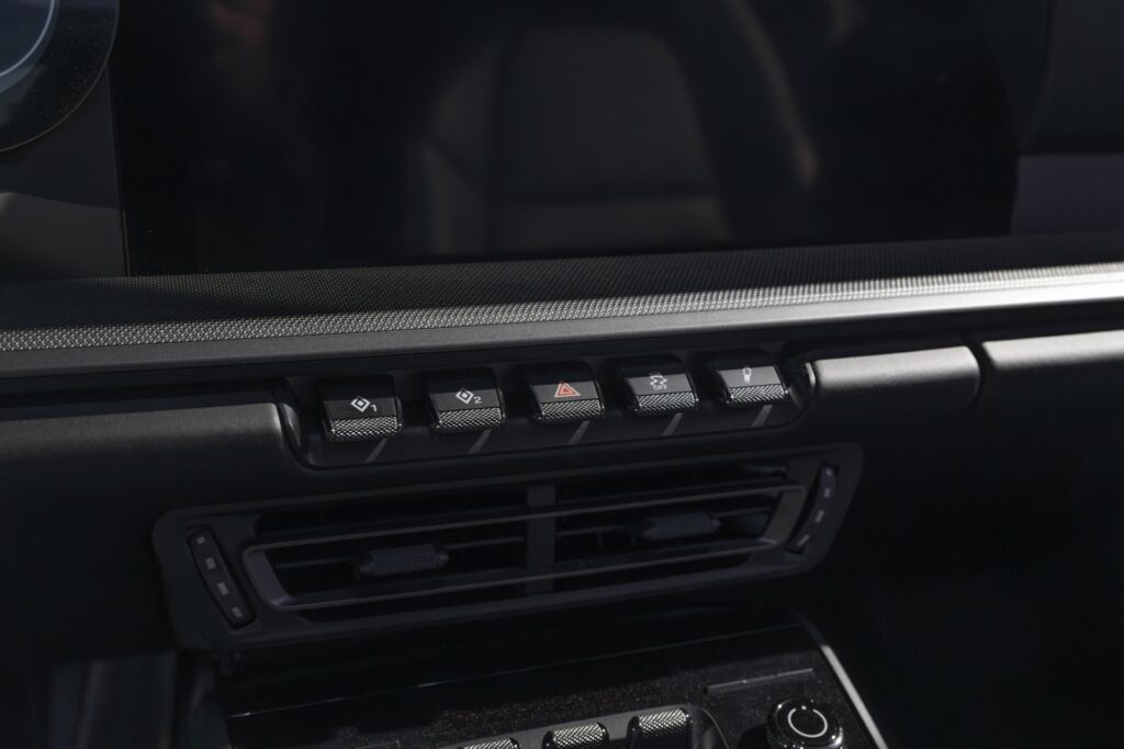 Console centrale avec commandes et aérateurs – PORSCHE – 911 992 CARRERA 4S – 2019 – Blanc Nacré – 18 900 km – 450 ch – Flat 6 Atmo – Transmission : Sequentielle – Origine France – Privaty Cars – Estimation et rachat de véhicules haut de gamme dans l’Ouest de la France