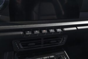 Console centrale avec commandes et aérateurs – PORSCHE – 911 992 CARRERA 4S – 2019 – Blanc Nacré – 18 900 km – 450 ch – Flat 6 Atmo – Transmission : Sequentielle – Origine France – Privaty Cars – Estimation et rachat de véhicules haut de gamme dans l’Ouest de la France