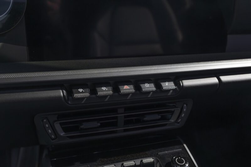 Console centrale avec commandes et aérateurs – PORSCHE – 911 992 CARRERA 4S – 2019 – Blanc Nacré – 18 900 km – 450 ch – Flat 6 Atmo – Transmission : Sequentielle – Origine France – Privaty Cars – Estimation et rachat de véhicules haut de gamme dans l’Ouest de la France