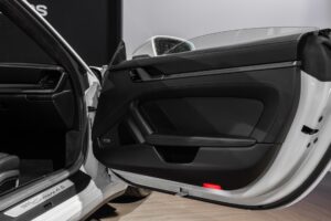 Porte avec garniture en cuir – PORSCHE – 911 992 CARRERA 4S – 2019 – Blanc Nacré – 18 900 km – 450 ch – Flat 6 Atmo – Transmission : Sequentielle – Origine France – Privaty Cars – Chasseur de voitures de sport sur mesure près de Niort