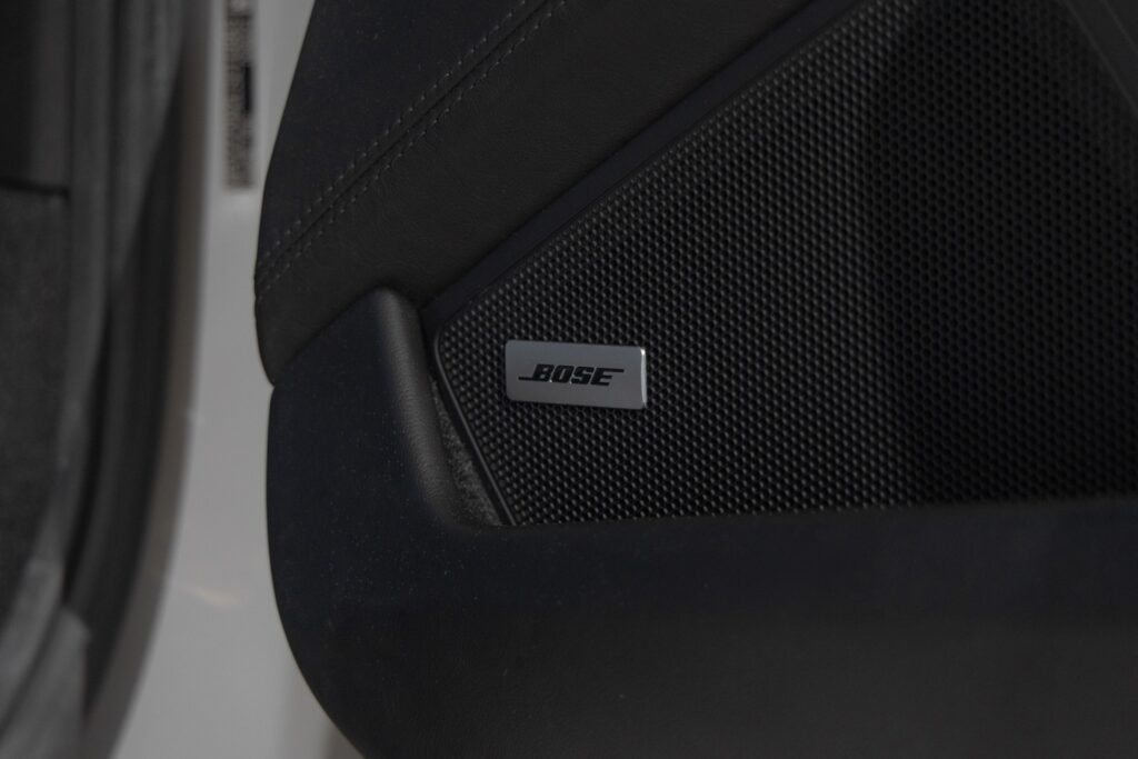 Haut-parleur intégré avec logo – PORSCHE – 911 992 CARRERA 4S – 2019 – Blanc Nacré – 18 900 km – 450 ch – Flat 6 Atmo – Transmission : Sequentielle – Origine France – Privaty Cars – Rachat cash de voitures de sport d’occasion à 2 heures de Paris en TGV