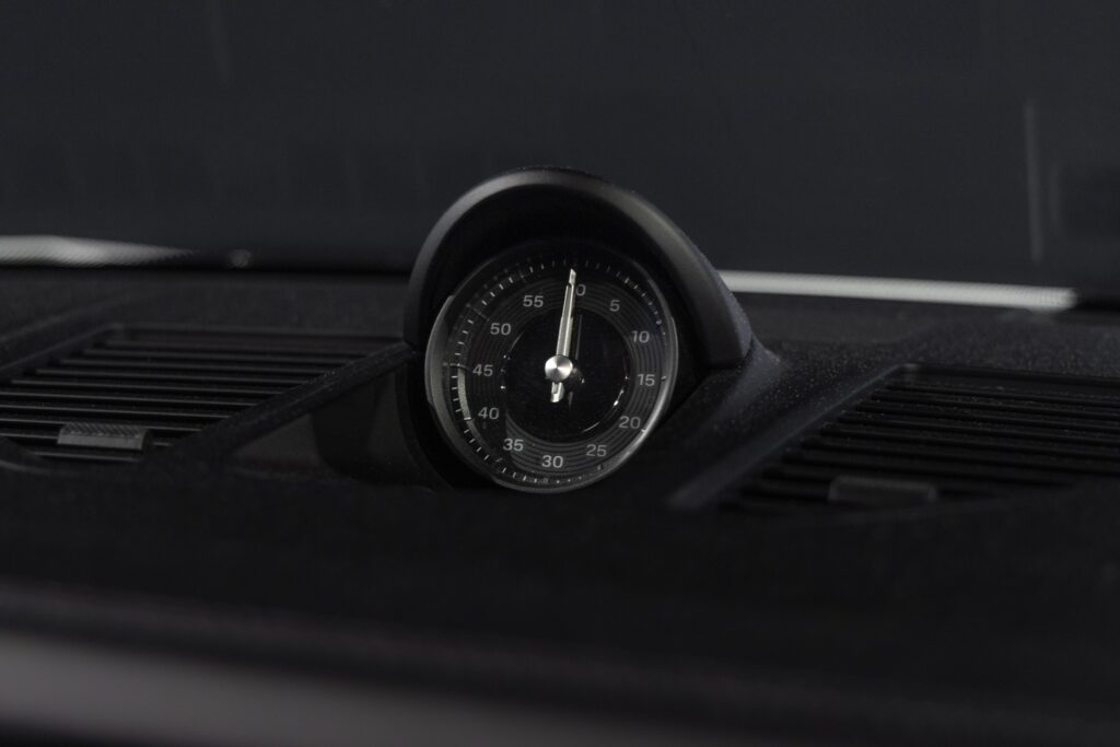 Compteur de vitesse central – PORSCHE – 911 992 CARRERA 4S – 2019 – Blanc Nacré – 18 900 km – 450 ch – Flat 6 Atmo – Transmission : Sequentielle – Origine France – Privaty Cars – Spécialiste des supercars d’occasion entre Bordeaux et Nantes