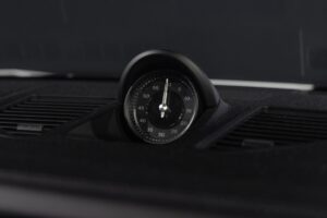 Compteur de vitesse central – PORSCHE – 911 992 CARRERA 4S – 2019 – Blanc Nacré – 18 900 km – 450 ch – Flat 6 Atmo – Transmission : Sequentielle – Origine France – Privaty Cars – Spécialiste des supercars d’occasion entre Bordeaux et Nantes