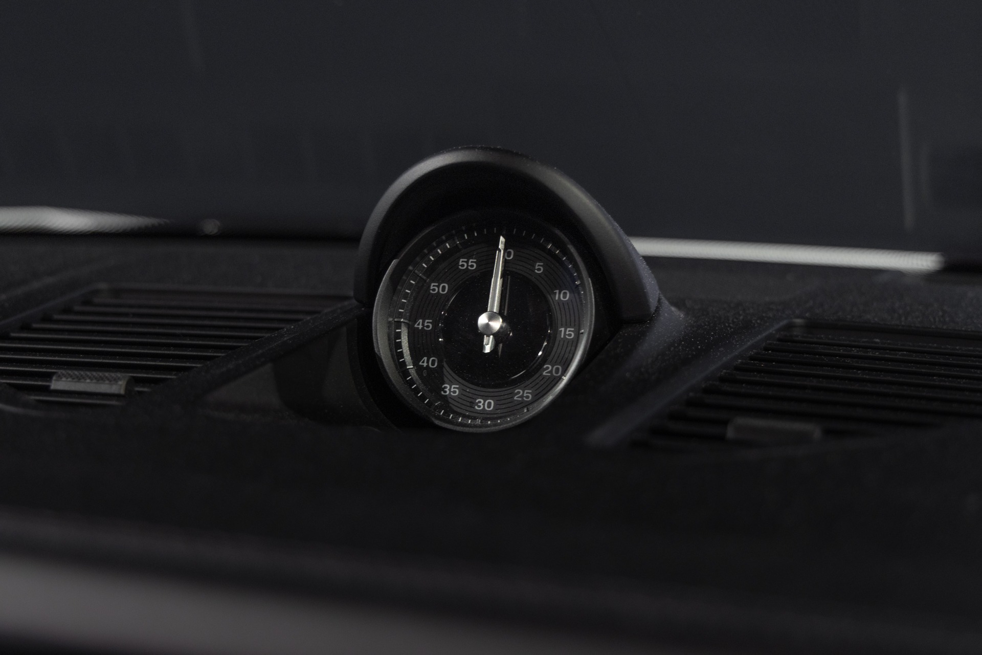 Compteur de vitesse central – PORSCHE – 911 992 CARRERA 4S – 2019 – Blanc Nacré – 18 900 km – 450 ch – Flat 6 Atmo – Transmission : Sequentielle – Origine France – Privaty Cars – Spécialiste des supercars d’occasion entre Bordeaux et Nantes