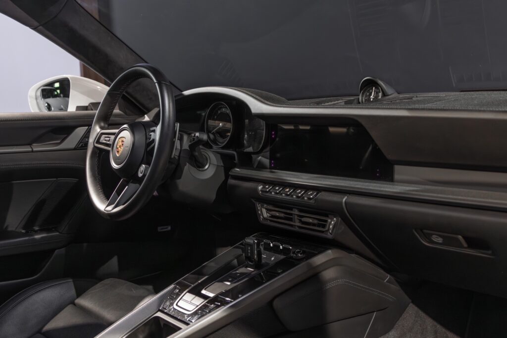 Tableau de bord – PORSCHE – 911 992 CARRERA 4S – 2019 – Blanc Nacré – 18 900 km – 450 ch – Flat 6 Atmo – Transmission : Sequentielle – Origine France – Privaty Cars – Vente de véhicules d’investissement et de collection à La Rochelle