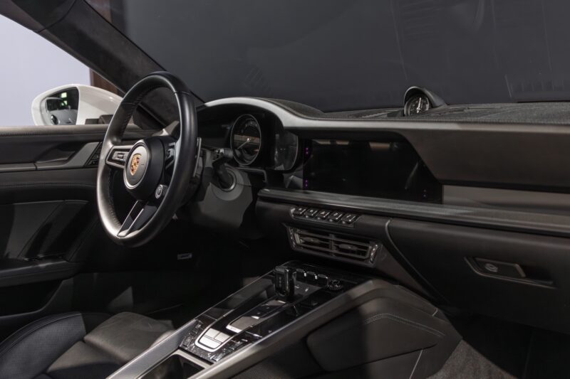 Tableau de bord – PORSCHE – 911 992 CARRERA 4S – 2019 – Blanc Nacré – 18 900 km – 450 ch – Flat 6 Atmo – Transmission : Sequentielle – Origine France – Privaty Cars – Vente de véhicules d’investissement et de collection à La Rochelle