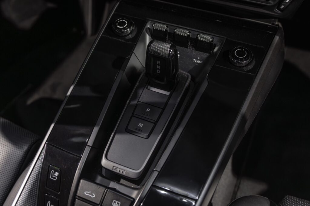 Console centrale avec levier de vitesses – PORSCHE – 911 992 CARRERA 4S – 2019 – Blanc Nacré – 18 900 km – 450 ch – Flat 6 Atmo – Transmission : Sequentielle – Origine France – Privaty Cars – Dépôt-vente de voitures de sport et véhicules d’exception à La Rochelle