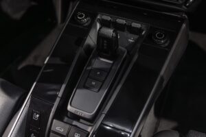 Console centrale avec levier de vitesses – PORSCHE – 911 992 CARRERA 4S – 2019 – Blanc Nacré – 18 900 km – 450 ch – Flat 6 Atmo – Transmission : Sequentielle – Origine France – Privaty Cars – Dépôt-vente de voitures de sport et véhicules d’exception à La Rochelle