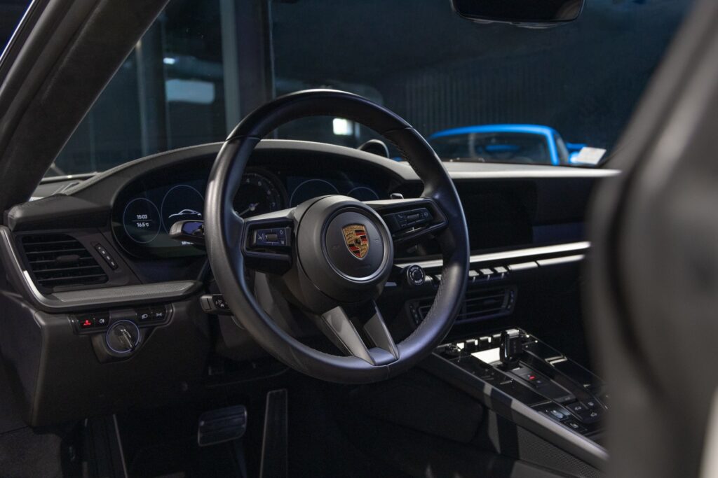 Volant – PORSCHE – 911 992 CARRERA 4S – 2019 – Blanc Nacré – 18 900 km – 450 ch – Flat 6 Atmo – Transmission : Sequentielle – Origine France – Privaty Cars – Conciergerie automobile pour véhicules de sport à La Rochelle