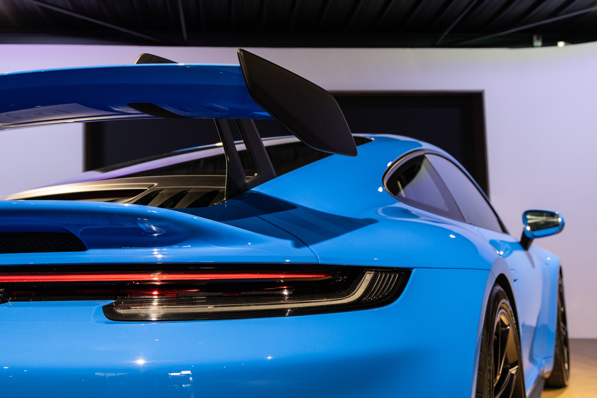 Aileron arrière avec double support – PORSCHE – 911 992 GT3 – 2021 – Bleu Requin – 14 900 km – 510 ch – Flat 6 Atmo – Transmission : Sequentielle – Origine France – Privaty Cars – Recherche de supercars hors marché en Nouvelle-Aquitaine