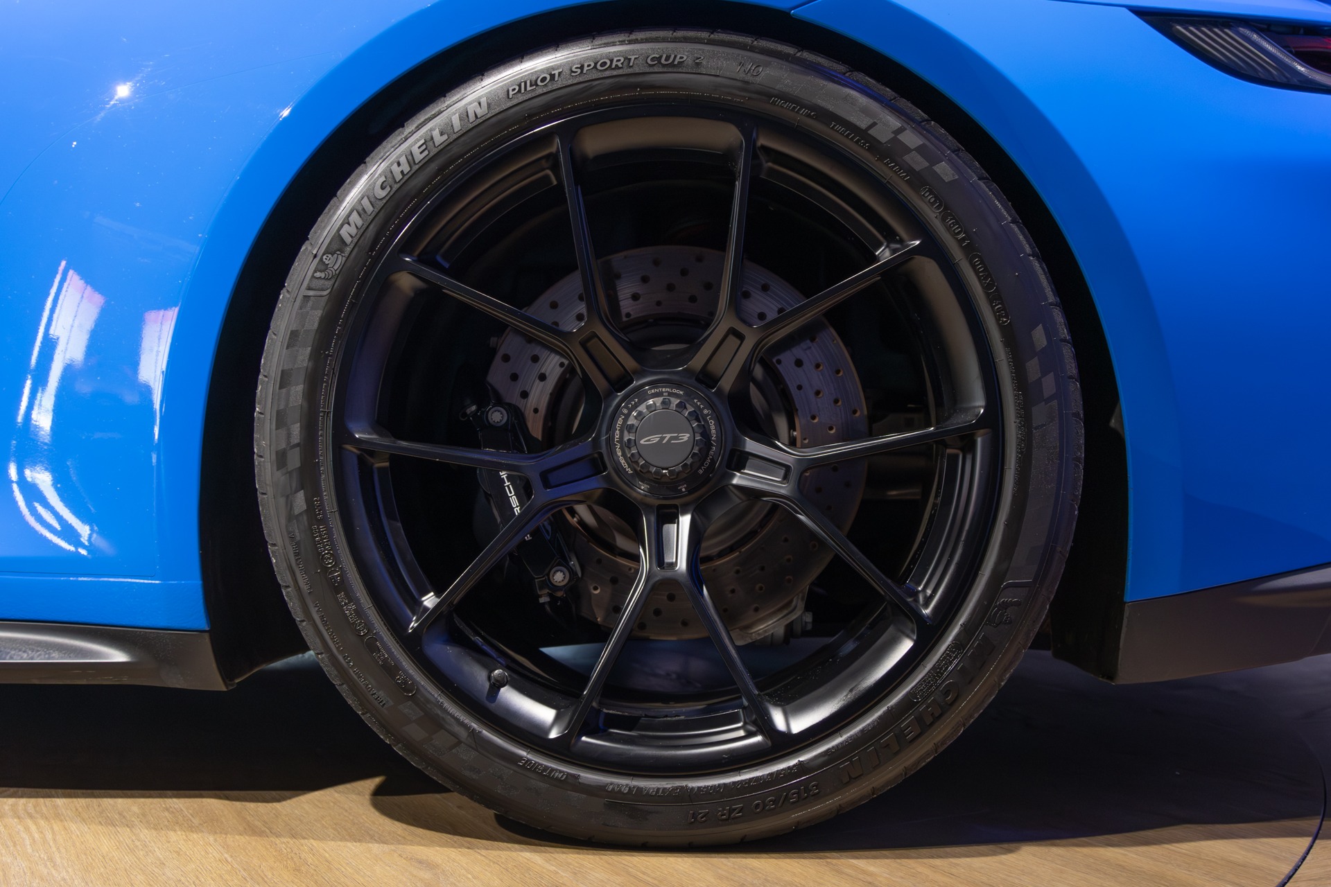 Jantes – PORSCHE – 911 992 GT3 – 2021 – Bleu Requin – 14 900 km – 510 ch – Flat 6 Atmo – Transmission : Sequentielle – Origine France – Privaty Cars – Recherche personnalisée de voitures de sport d’occasion en Charente-Maritime