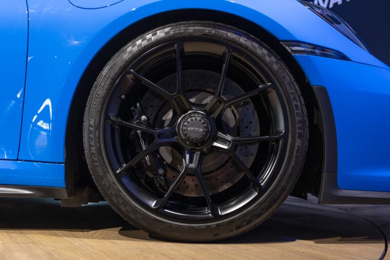 Jantes – PORSCHE – 911 992 GT3 – 2021 – Bleu Requin – 14 900 km – 510 ch – Flat 6 Atmo – Transmission : Sequentielle – Origine France – Privaty Cars – Expert des sportives d’occasion haut de gamme à La Rochelle
