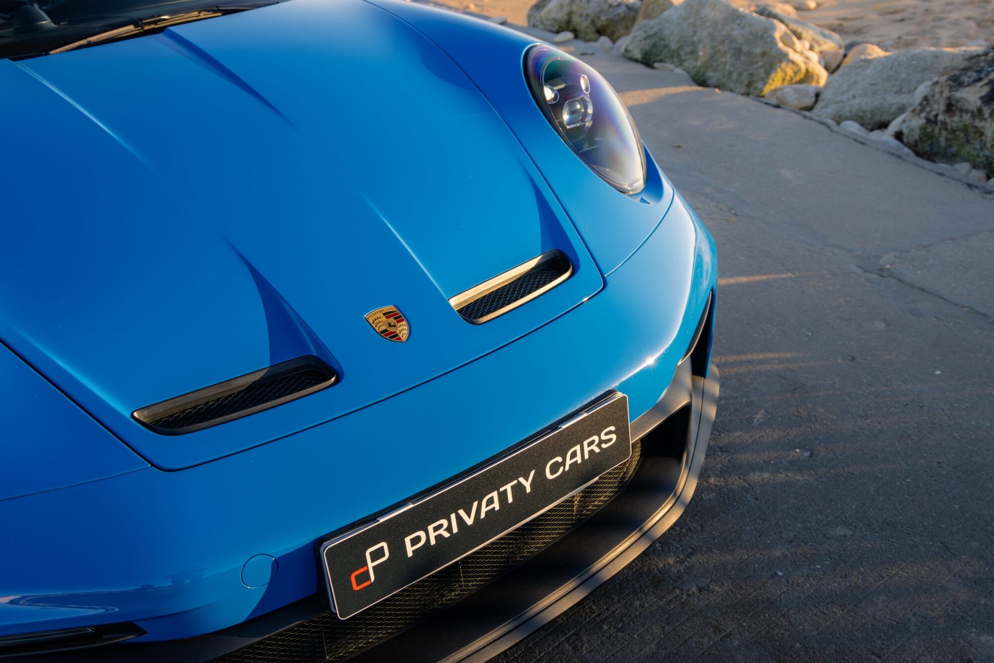 Capot avec prises d'air intégrées – PORSCHE – 911 992 GT3 – 2021 – Bleu Requin – 14 900 km – 510 ch – Flat 6 Atmo – Transmission : Sequentielle – Origine France – Privaty Cars – Expert des sportives d’occasion haut de gamme proche de Bordeaux