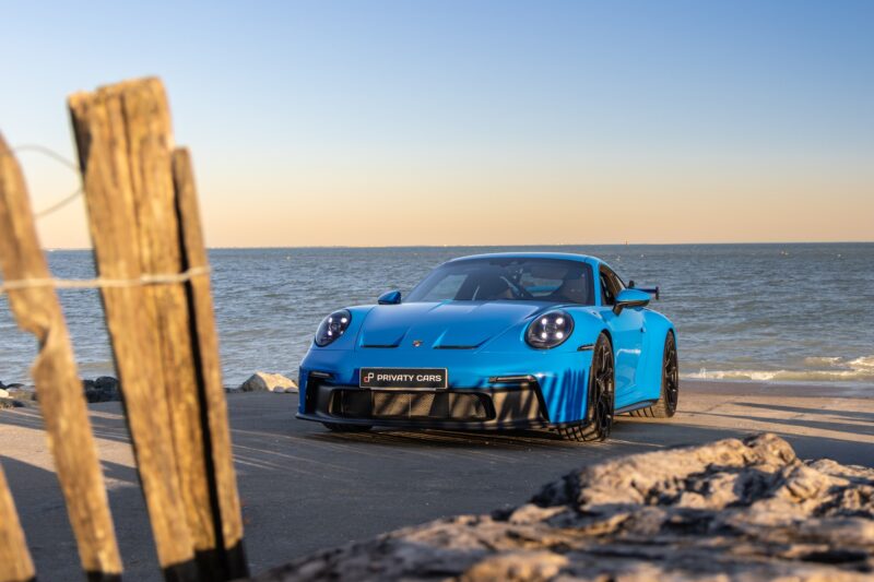 Vue avant avec phares ronds – PORSCHE – 911 992 GT3 – 2021 – Bleu Requin – 14 900 km – 510 ch – Flat 6 Atmo – Transmission : Sequentielle – Origine France – Privaty Cars – Véhicules de sport et de luxe d’occasion en Nouvelle-Aquitaine