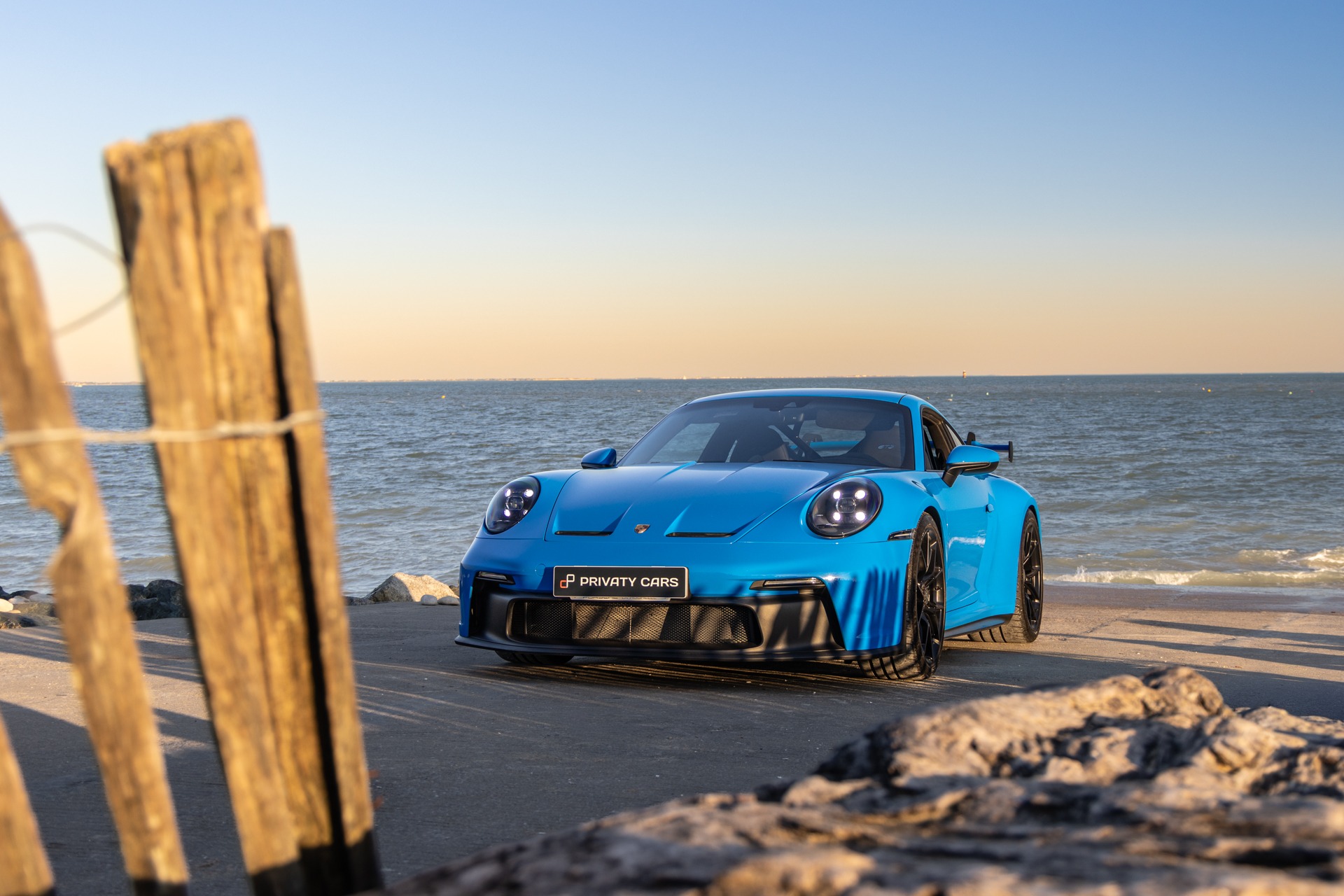 Vue avant avec phares ronds – PORSCHE – 911 992 GT3 – 2021 – Bleu Requin – 14 900 km – 510 ch – Flat 6 Atmo – Transmission : Sequentielle – Origine France – Privaty Cars – Véhicules de sport et de luxe d’occasion en Nouvelle-Aquitaine