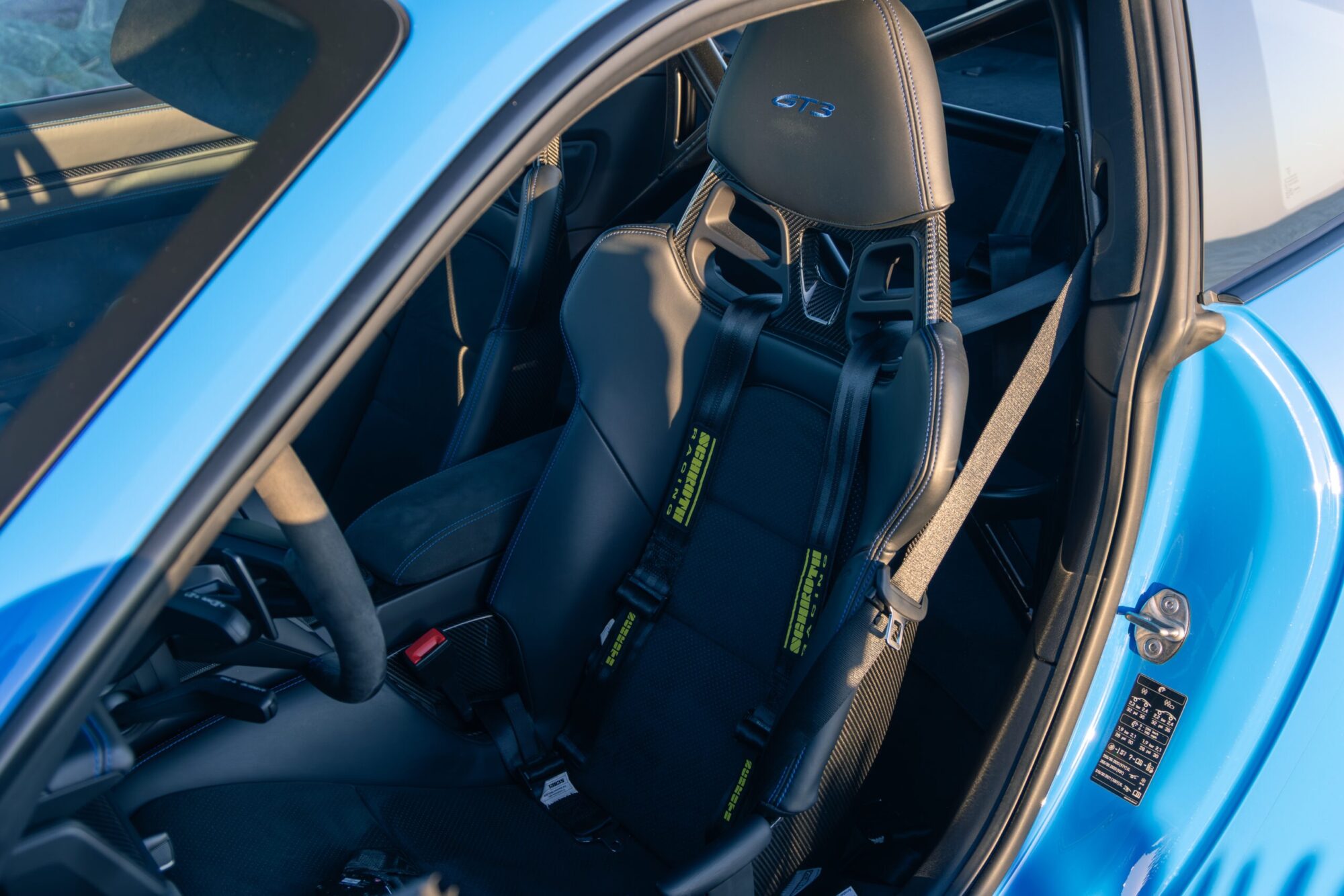 Sièges baquets avec harnais de sécurité – PORSCHE – 911 992 GT3 – 2021 – Bleu Requin – 14 900 km – 510 ch – Flat 6 Atmo – Transmission : Sequentielle – Origine France – Privaty Cars – Vente de véhicules d’investissement et de collection près de Niort