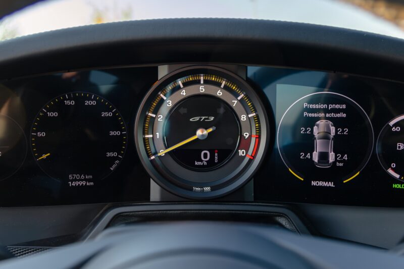 Tableau de bord avec compte-tours – PORSCHE – 911 992 GT3 – 2021 – Bleu Requin – 14 900 km – 510 ch – Flat 6 Atmo – Transmission : Sequentielle – Origine France – Privaty Cars – Reprise de voitures de sport et collection proche de Bordeaux