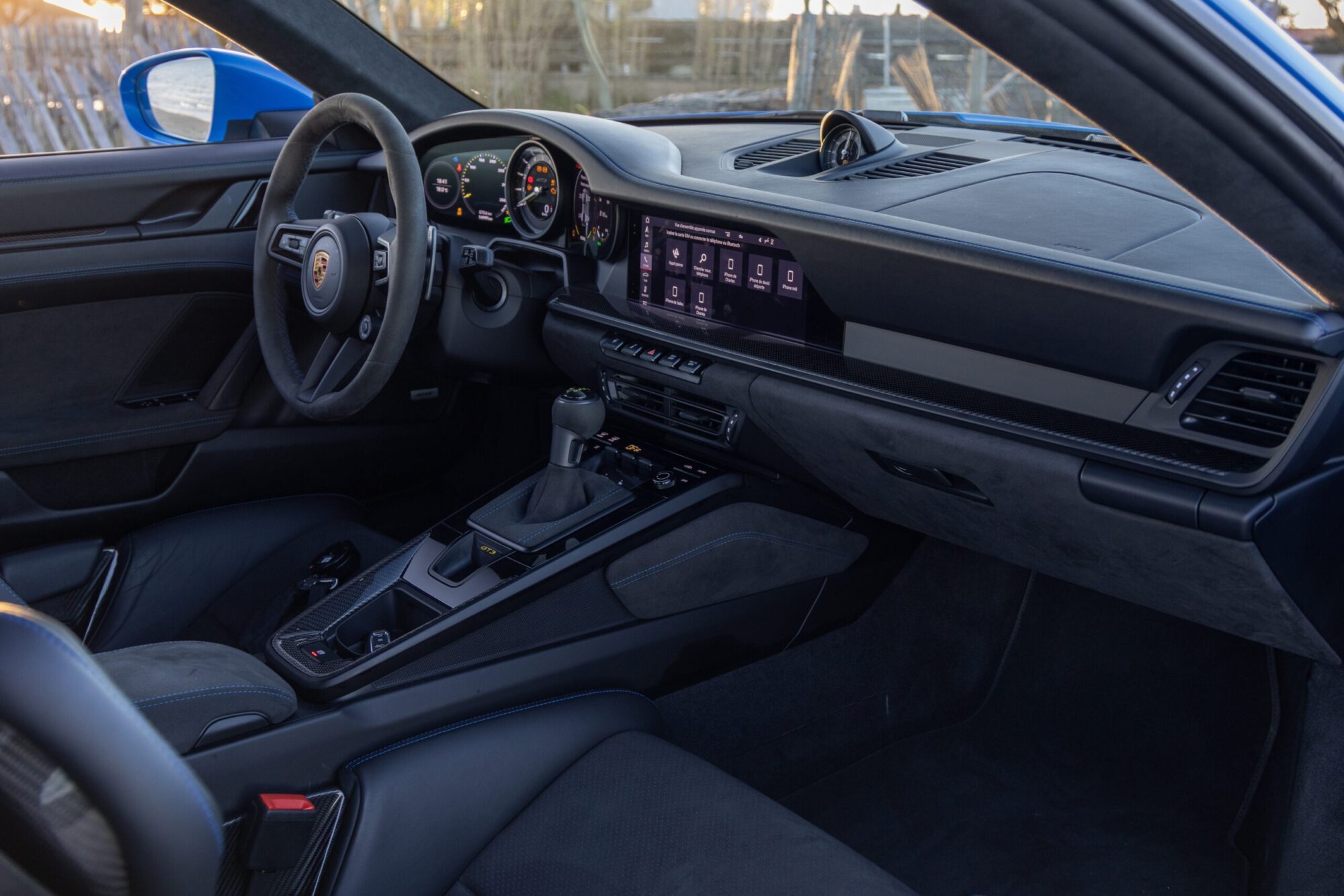 Console centrale avec écran tactile – PORSCHE – 911 992 GT3 – 2021 – Bleu Requin – 14 900 km – 510 ch – Flat 6 Atmo – Transmission : Sequentielle – Origine France – Privaty Cars – Rachat de Porsche et Ferrari d’occasion à 2 heures de Paris en TGV