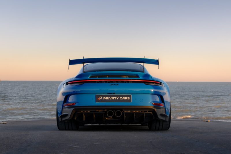 Aileron arrière proéminent – PORSCHE – 911 992 GT3 – 2021 – Bleu Requin – 14 900 km – 510 ch – Flat 6 Atmo – Transmission : Sequentielle – Origine France – Privaty Cars – Expert des sportives d’occasion haut de gamme en Nouvelle-Aquitaine