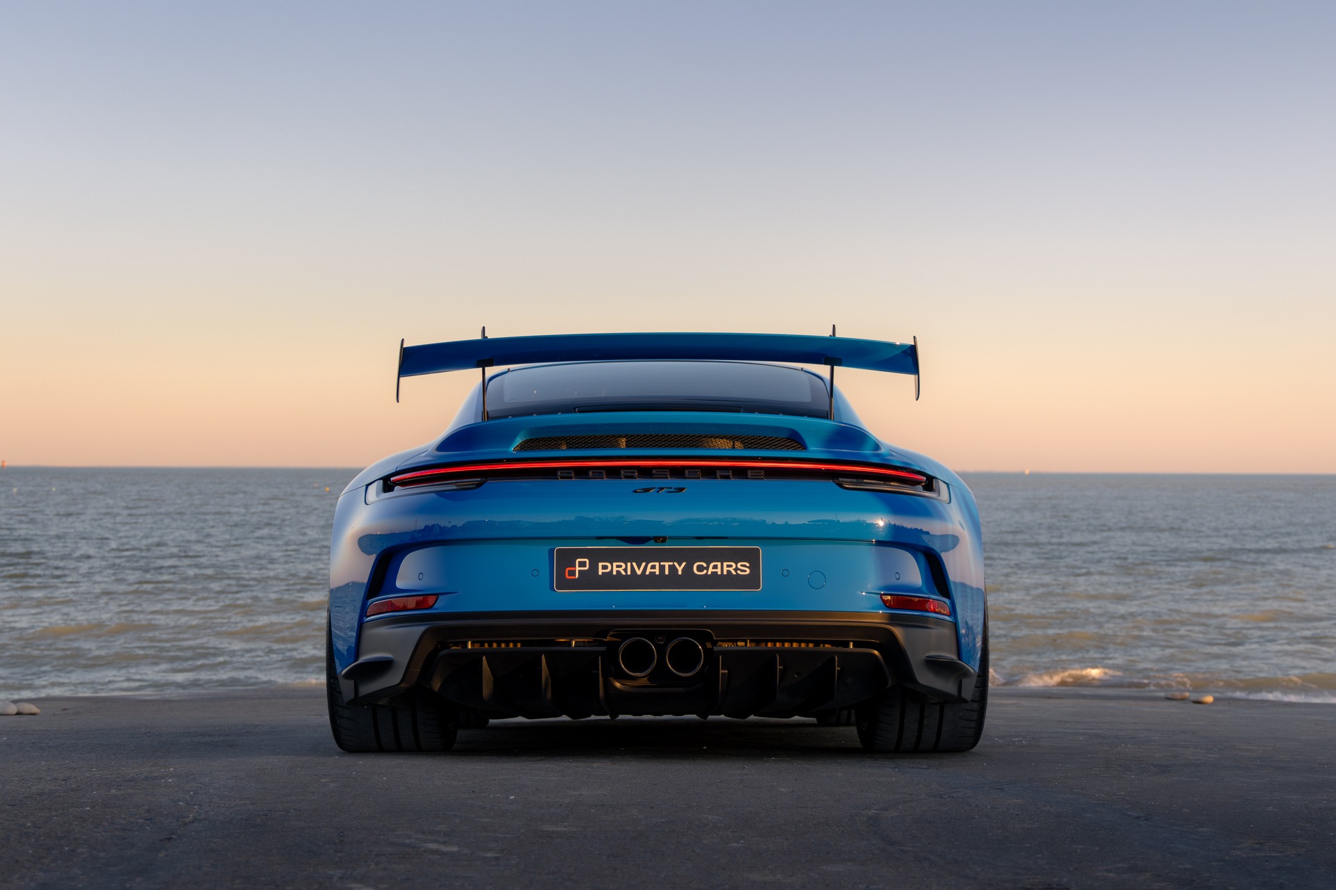 Aileron arrière proéminent – PORSCHE – 911 992 GT3 – 2021 – Bleu Requin – 14 900 km – 510 ch – Flat 6 Atmo – Transmission : Sequentielle – Origine France – Privaty Cars – Expert des sportives d’occasion haut de gamme en Nouvelle-Aquitaine