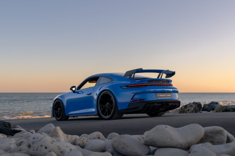 Vue arrière avec aileron et diffuseur – PORSCHE – 911 992 GT3 – 2021 – Bleu Requin – 14 900 km – 510 ch – Flat 6 Atmo – Transmission : Sequentielle – Origine France – Privaty Cars – Spécialiste des sportives d’occasion dans l’Ouest de la France