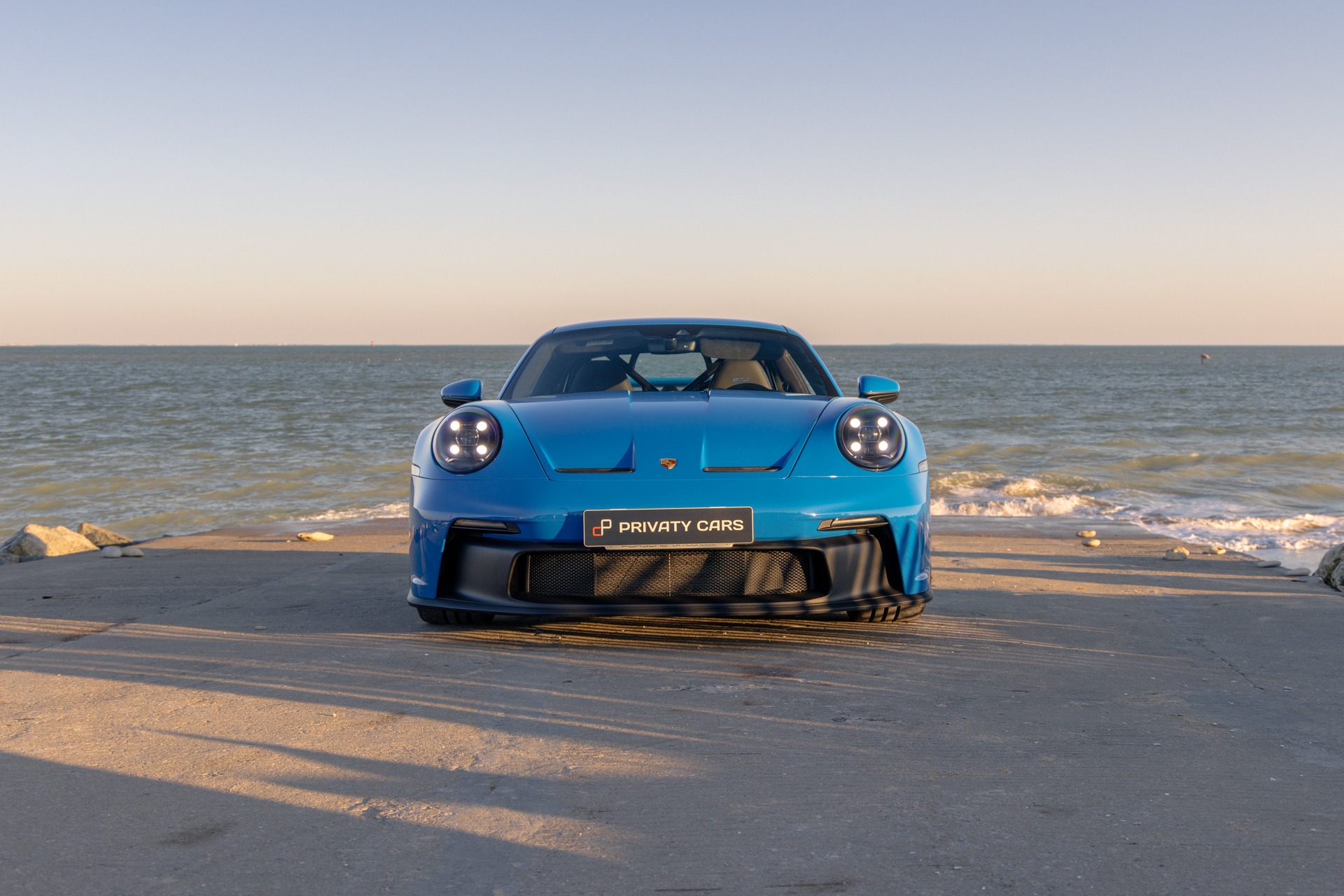 Vue avant avec phares ronds – PORSCHE – 911 992 GT3 – 2021 – Bleu Requin – 14 900 km – 510 ch – Flat 6 Atmo – Transmission : Sequentielle – Origine France – Privaty Cars – Spécialiste indépendant Porsche, Ferrari et McLaren dans l’Ouest de la France