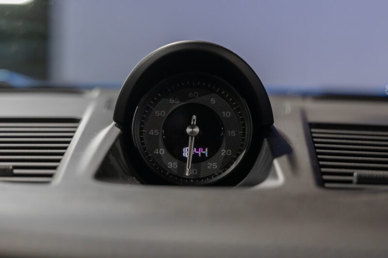 Compteur de vitesse central – PORSCHE – 911 992 GT3 – 2021 – Bleu Requin – 14 900 km – 510 ch – Flat 6 Atmo – Transmission : Sequentielle – Origine France – Privaty Cars – Importation de véhicules de prestige et sportifs entre Bordeaux et Nantes