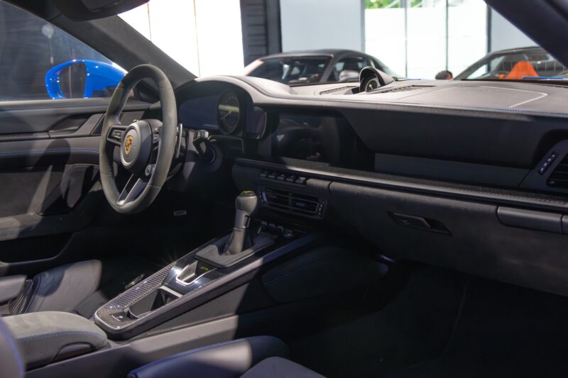Tableau de bord – PORSCHE – 911 992 GT3 – 2021 – Bleu Requin – 14 900 km – 510 ch – Flat 6 Atmo – Transmission : Sequentielle – Origine France – Privaty Cars – Rachat cash de voitures PORSCHE près de Niort