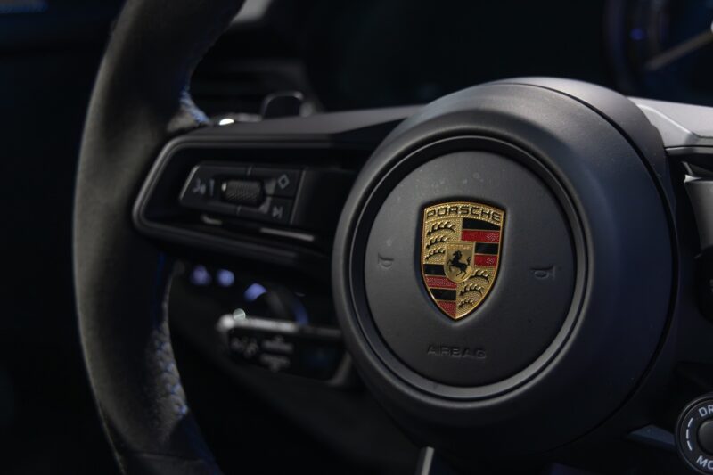 Volant – PORSCHE – 911 992 GT3 – 2021 – Bleu Requin – 14 900 km – 510 ch – Flat 6 Atmo – Transmission : Sequentielle – Origine France – Privaty Cars – Spécialiste indépendant Porsche, Ferrari et McLaren à 2 heures de Paris en TGV
