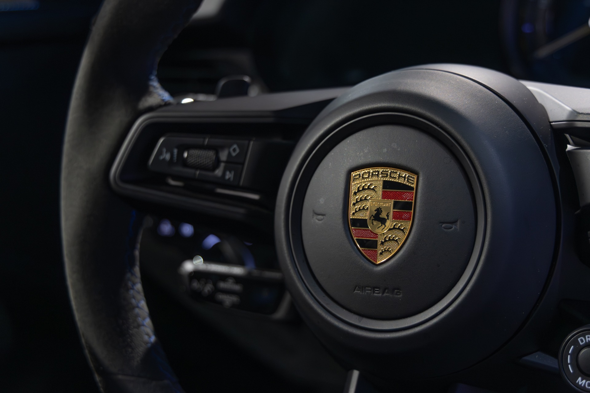 Volant – PORSCHE – 911 992 GT3 – 2021 – Bleu Requin – 14 900 km – 510 ch – Flat 6 Atmo – Transmission : Sequentielle – Origine France – Privaty Cars – Spécialiste indépendant Porsche, Ferrari et McLaren à 2 heures de Paris en TGV