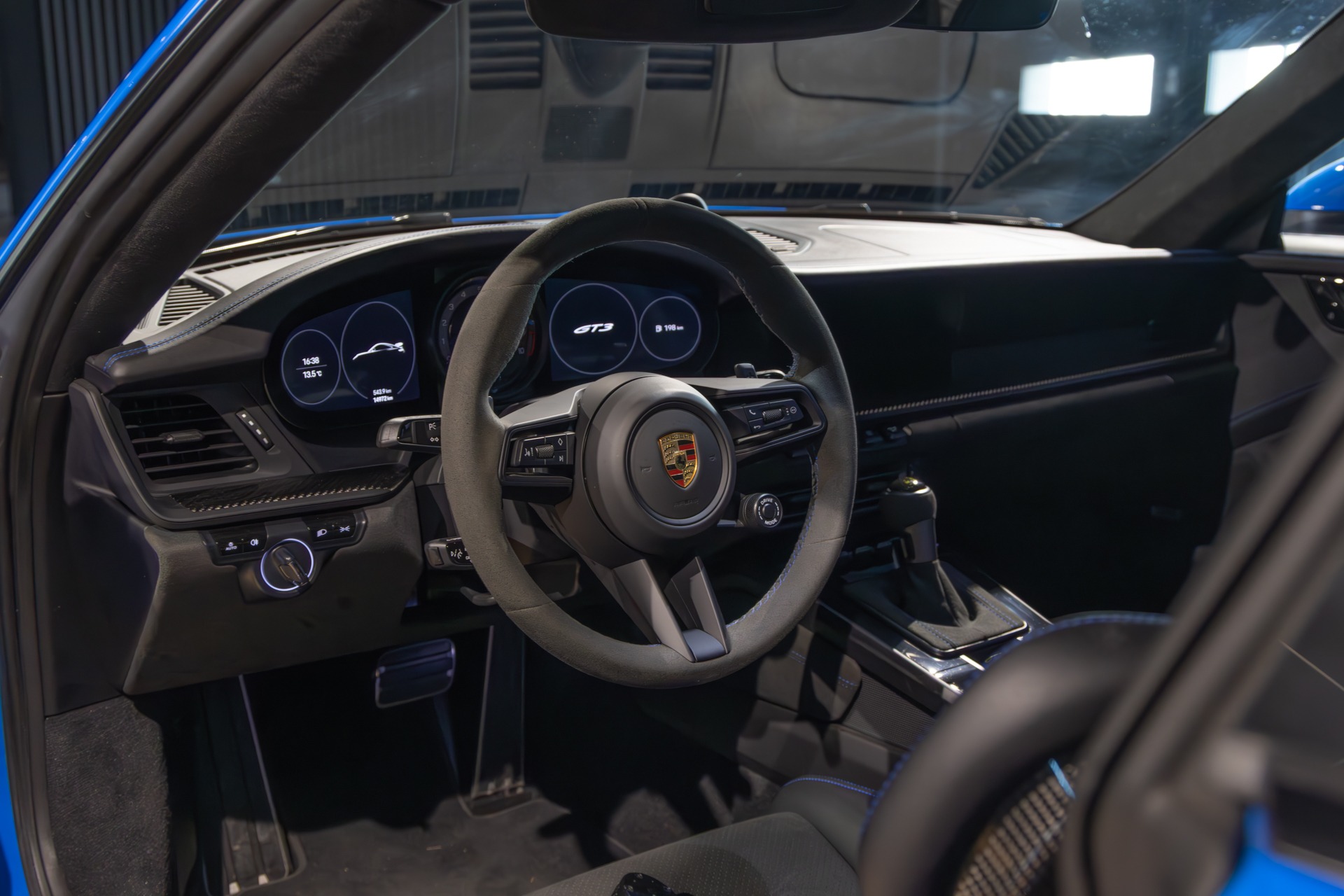 Volant – PORSCHE – 911 992 GT3 – 2021 – Bleu Requin – 14 900 km – 510 ch – Flat 6 Atmo – Transmission : Sequentielle – Origine France – Privaty Cars – Reprise cash de voitures de luxe sans obligation d’achat près de Niort