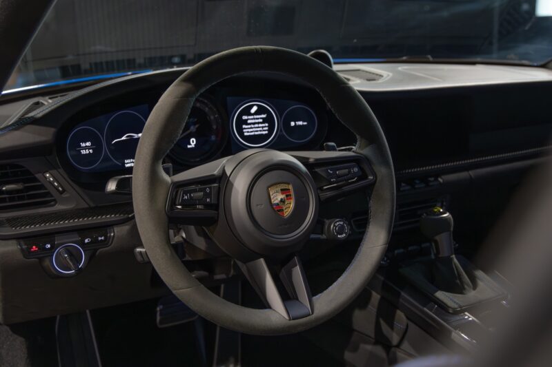 Volant – PORSCHE – 911 992 GT3 – 2021 – Bleu Requin – 14 900 km – 510 ch – Flat 6 Atmo – Transmission : Sequentielle – Origine France – Privaty Cars – Vente de voitures de sport d’occasion en Nouvelle-Aquitaine