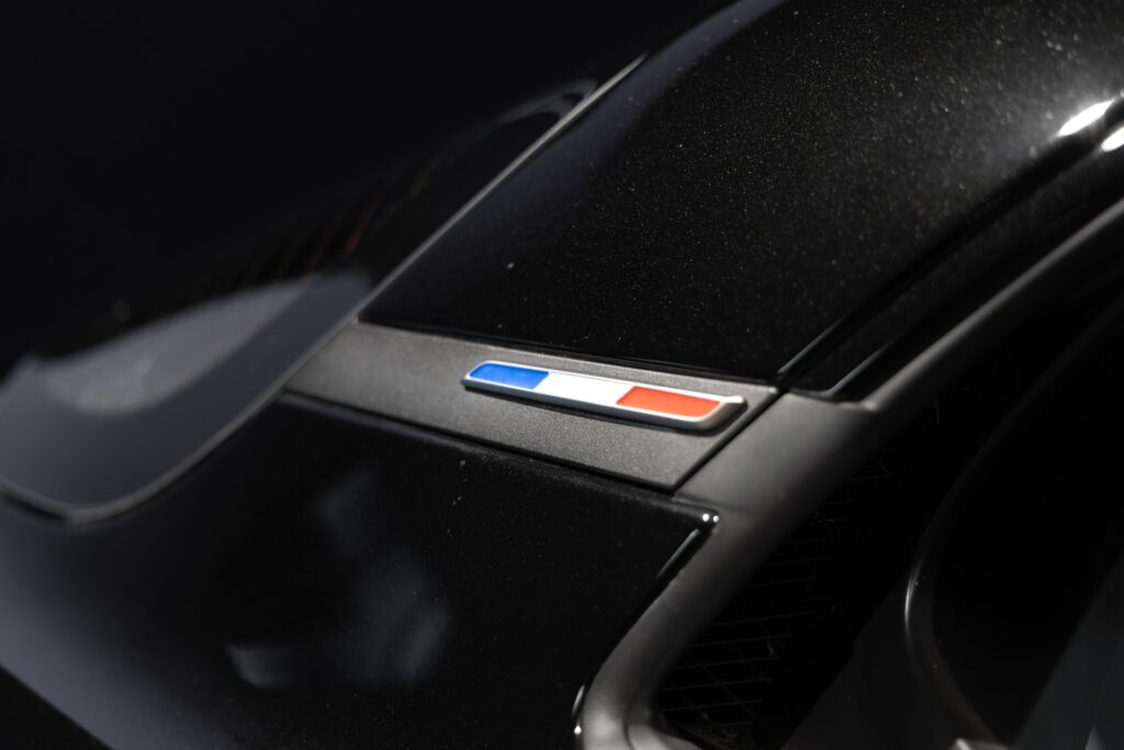 Écusson tricolore sur la carrosserie – ALPINE – A110 Légende – 2019 – Noir Profond – 22 900 km – 252 ch – 4 cyclindres turbo – Transmission : Sequentielle – Origine France – Privaty Cars – Reprise de voitures de sport et collection près de Niort