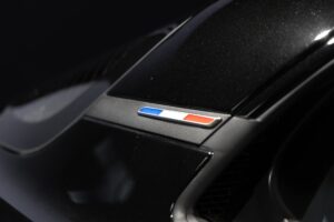 Écusson tricolore sur la carrosserie – ALPINE – A110 Légende – 2019 – Noir Profond – 22 900 km – 252 ch – 4 cyclindres turbo – Transmission : Sequentielle – Origine France – Privaty Cars – Reprise de voitures de sport et collection près de Niort