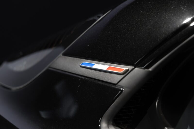 Écusson tricolore sur la carrosserie – ALPINE – A110 Légende – 2019 – Noir Profond – 22 900 km – 252 ch – 4 cyclindres turbo – Transmission : Sequentielle – Origine France – Privaty Cars – Reprise de voitures de sport et collection près de Niort
