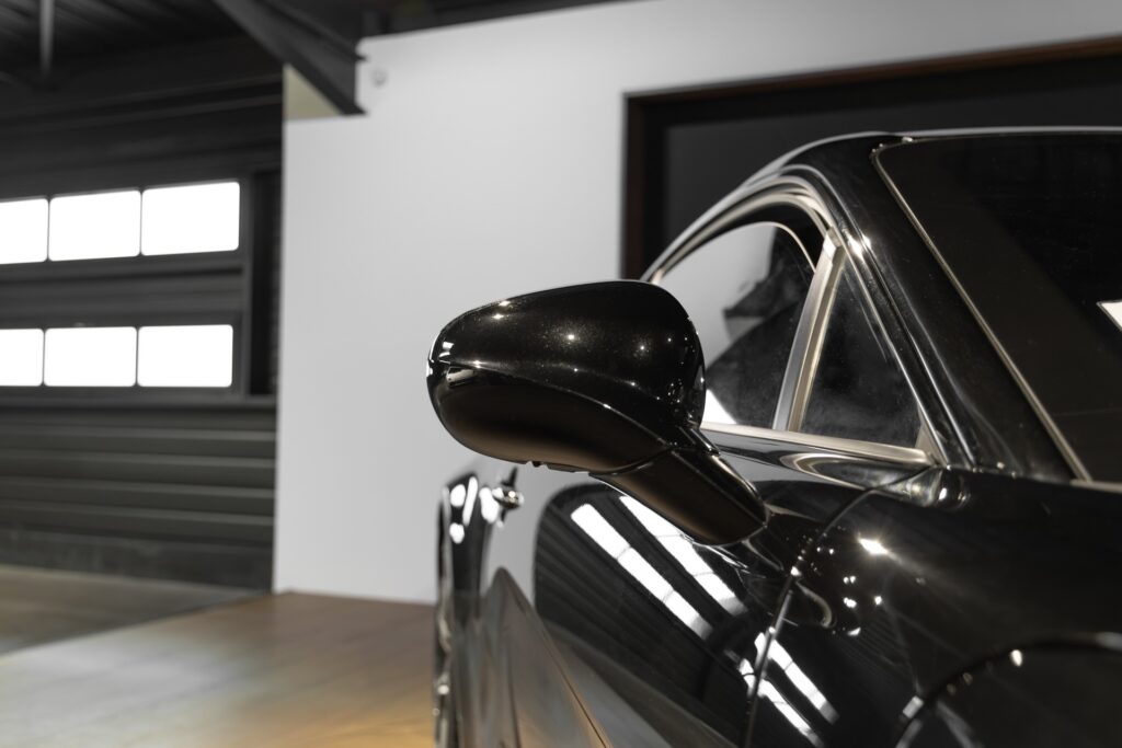 Rétroviseur latéral élégant – ALPINE – A110 Légende – 2019 – Noir Profond – 22 900 km – 252 ch – 4 cyclindres turbo – Transmission : Sequentielle – Origine France – Privaty Cars – Mandat de vente pour automobiles de luxe entre Bordeaux et Nantes