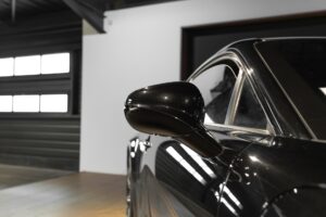 Rétroviseur latéral élégant – ALPINE – A110 Légende – 2019 – Noir Profond – 22 900 km – 252 ch – 4 cyclindres turbo – Transmission : Sequentielle – Origine France – Privaty Cars – Mandat de vente pour automobiles de luxe entre Bordeaux et Nantes