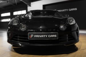 Phares ronds avec éclairage LED – ALPINE – A110 Légende – 2019 – Noir Profond – 22 900 km – 252 ch – 4 cyclindres turbo – Transmission : Sequentielle – Origine France – Privaty Cars – Achat et vente de voitures de sport d’occasion en Charente-Maritime