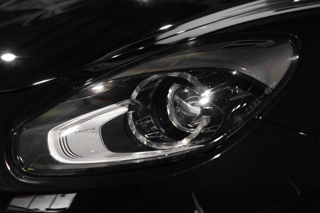 Phares avant avec éclairage LED – ALPINE – A110 Légende – 2019 – Noir Profond – 22 900 km – 252 ch – 4 cyclindres turbo – Transmission : Sequentielle – Origine France – Privaty Cars – Spécialiste des sportives d’occasion à 2 heures de Paris en TGV